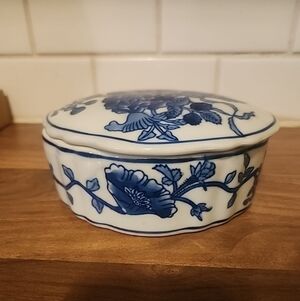 Vintage Blue and White Floral Trinket Lidded Dish.